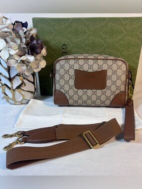 Beautiful Gucci Small Emblem Crossbody